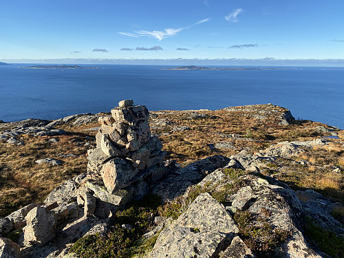 Bilde #33: På Råndalshornet, med utsikt utover havet. Fjørtofta sees til venstre i bildet, og Harøya litt til høyre for midten.