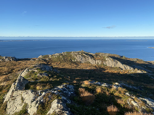 Bilde #36: Utsikt nordvestover fra Høgfjellet [231 m.o.h.]. Harøya sees til venstre i bildet, Sandøya like til høyre for midten, og Orta til høyre i bildet.