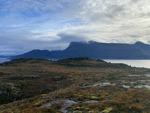 Bilde #25: Høgsetfjellet [137 m.o.h.] sett fra Mildrihaugen [138 m.o.h.]. Rekdalshesten i bakgrunnen.