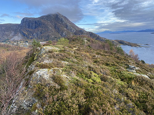 Bilde #26: På Høgsetfjellet [137 m.o.h.], med utsikt nordover mot Misundhornet [483 m.o.h.] og Trollhesten [622 m.o.h.].