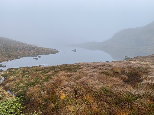Bilde #4: Hundelaupsvatnet [476 m.o.h.]. Her deler stien seg i én som fortsetter til Kongsvollen [683 m.o.h.], og en som går til Blåtinden [697 m.o.h.].