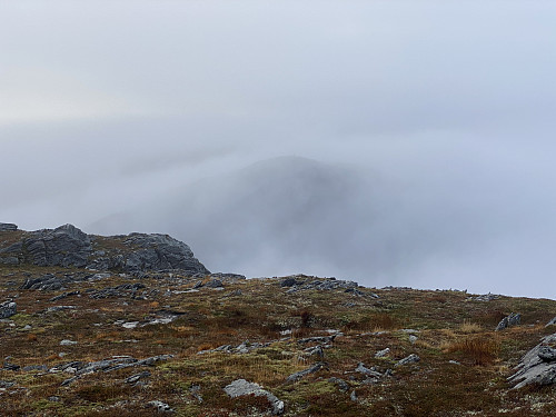 Bilde #8: Grøthornet [593 m.o.h.] kommer tilsyne i tåka.
