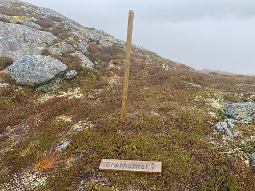 Bilde #9: På Grøthornet [593 m.o.h.]. Skiltet var falt ned, og stod forsåvidt heller ikke på det høyeste punktet.