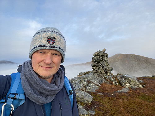 Bilde #12: Ved varden på toppen av Haddalshornet [611 m.o.h.], og med Blåtinden [697 m.o.h.] i bakgrunnen.