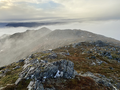 Bilde #13: Fjellryggen fra Haddalshornet ned mot Selvåg og Aursnes. Nærmeste knausen er Dyrskarhaugen [580 m.o.h.].