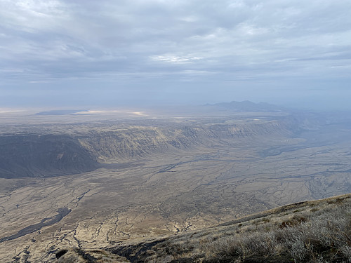 Image #37: A closer view of the mentioned valley and the western cliff bordering it. The plains on the west side of the cliff is called the Angata Salei, and the mountain to the right is the Mosonic (also on image #14). 