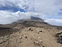 Utsikten fra Mawenzi Midpoint utover sadelen mellom Mawenzi og Kilimanjaro på en litt skyet dag.