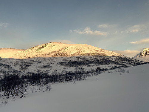 Bilde #2: Gravfjellet. På dette bildet ligger toppen av fjellet badet i sol, men den var gått ned lenge før jeg kom fram dit.