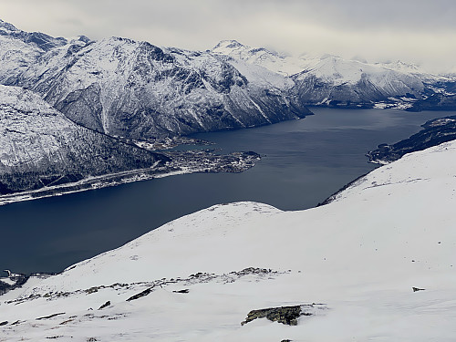 Bilde #6: Utsikt mot Åndalsnes og Romsdalsfjorden. Fjellknausen i forgrunnen er Haukarhammaren [640 m.o.h.].