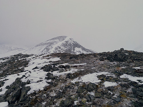 Image #9: Tilbakeblikk fra hovedtoppen [1198 m.o.h.] mot vesttoppen [1193 m.o.h.]. Bildet viser tydelig hvor lite snø det foreløbig var såpass tidlig denne vinteren.