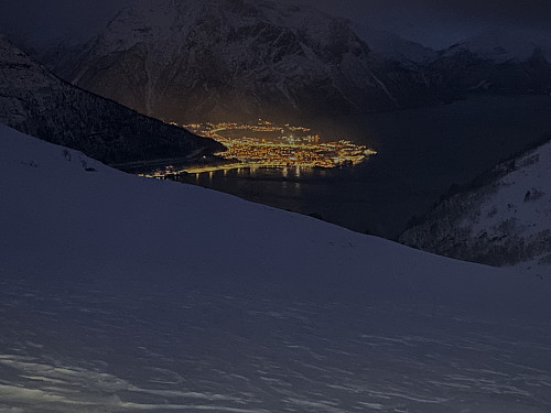 Bilde #12: Åndalsnes by night. Utsikt fra mellom Haukarhammaren og Breiviksetra et sted.