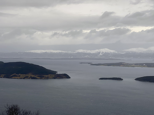 Bilde #7: Utsikt mot Molde, hvor alpinanlegget kan skimtes i det fjerne. Øya til venstre i bildet er Sekken, den til høyre er Vedøya, og halvøya nord for denne er Nesje.
