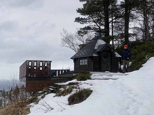 Bilde #9: Vi kom ned i Landredalen akkurat ved dette uthuset, som var en del av et slags hyttekompleks. Utfra pipa å bedømme, vil jeg gjette på at der er en badstu inni der.
