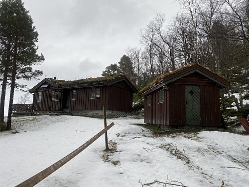Bilde #10: Hyttekomplekset som uthuset på forrige bilde er en del av. Dette ligger der Landredalen ender som en hengedal med utsikt utover Langfjorden.