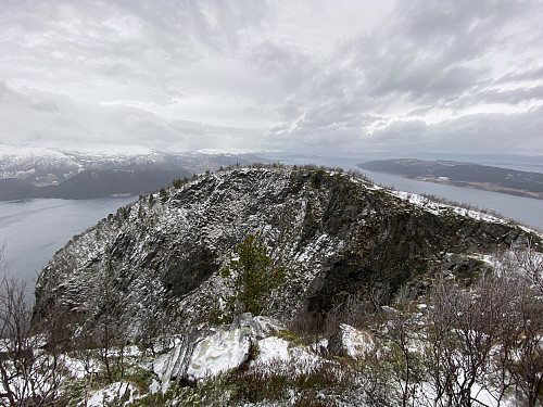 Bilde #18: Utsikt mot Gjøldøra og fjellknausen på andre sida ["Skåla Nordvest"].