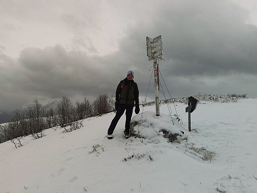 Bilde #21: På toppen av Skåla (Litleoksen) [667 m.o.h.].