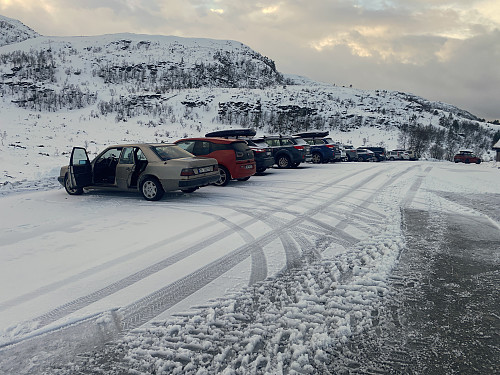 Bilde #1: På parkeringsplassen ved Tomresetra (Setervegen P-plass). Parkeringsplassen er den samme som man benytter når man skal til Middagsfjellet og til Trolltind/Brustind.