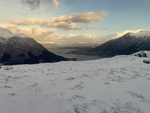 Bilde #4: På Tua [366 m.o.h.], med utsikt mot Tomrefjorden. Ved høyre billedkant sees Båten [819 m.o.h.], og til venstre i bildet sees delvis Storhaugen [769 m.o.h.].