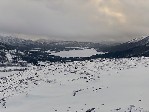 Bilde #7: Utsikt utover Engsetdalen og Svartløksvatnet. Skiftende vær gjorde at utsikten kom og gikk litt denne dagen.