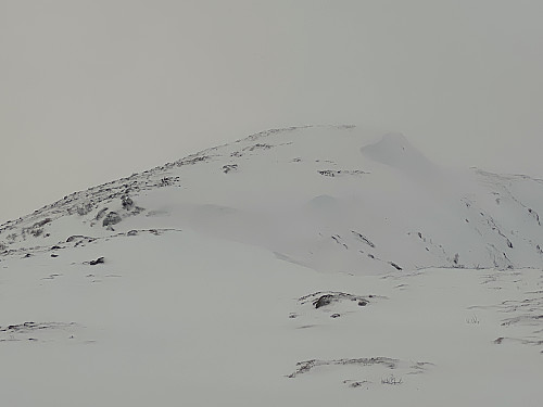 Image #8: På vei langs østryggen oppover mot toppen. Bildet viser veldig tydelig hvordan det legger seg mye mer snø på le-sida enn på lo-sida av et fjell.