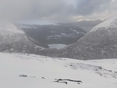 Bilde #10: Utsikt mot Oterskarsvatnet [281 m.o.h.], mellom Otrefjellet (t.v.) og Storhaugen (t.h.). Jordbruksområdet i bakgrunnen er i Fiksdalen.