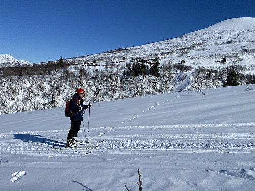 Bilde #3: Her er vi snart på høyde med Skarsetra [550 m.o.h.], som sees på andre sida av dalen...