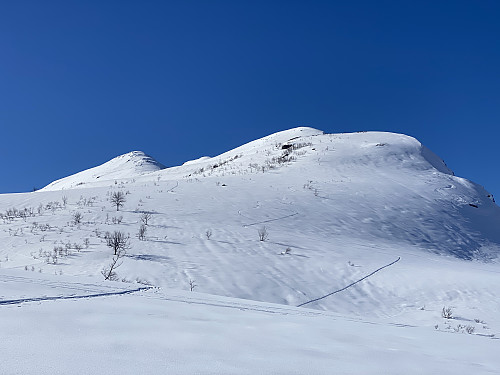 Bilde #7: Selve toppen [1117 m.o.h.] på Kjøsen kommer til syne. Helt øverst mot toppen viste det seg å være litt steinete og avblåst, men ellers var det godt med snø hele veien, og føret var ypperlig.