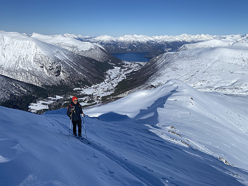 Bilde #9: Vi nærmer oss toppen, og utsikten utover Måndalen er formidabel.