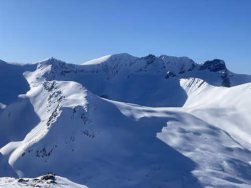 Bilde #11: Utsikt mot Kvasstinden [1375], Sandfjellet [1470], Sandegga [1450] og Geitmjølktinden [1361 m.o.h.]. Ryggen ned fra Kvasstinden kalles Litlebua, og ryggen ned fra Sandegga heter Synnåvindsaksla.
