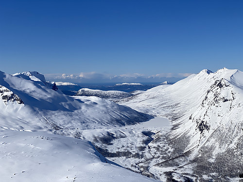 Bilde #12: Utsikt utover dalføret mellom Måndalen og Daugstadsetra på østsida av Tresfjorden. På venstre side av dalen sees Øspetinden [1228] og Storknubben [1208 m.o.h.] (men toppen på Øspetinden ligger utenfor venstre billedkant). På høyre side av dalføret sees (fra nært til fjernt) Blåtindane [1092], Venåsdalstinden 1211], Svartevasstinden [1258], Trolltinden [1241] og Blåtinden [1165 m.o.h.].