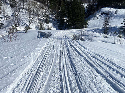 Bilde #1: Ved ca. 550 m.o.h. krysser Skarseter-vegen Skarelva på denne brua.