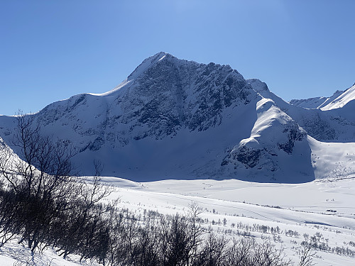 Bilde #4: Måsvasstinden [1387 m.o.h.]. Litlevasstinden [1491 m.o.h.] er foreløbig skjult bak Måsvasstinden, men kommer til syne litt senere.