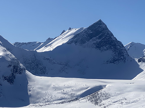 Bilde #5: Trollvasstinden [1422 m.o.h.], med Stortrollvatnet i forgrunnen [726 m.o.h.] i forgrunnen.