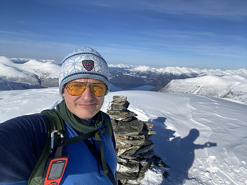 Bilde #7: På toppen av Urhaugen, med Romsdalsfjorden i bakgrunnen. Trollstolen og Blåstolen sees bak til venstre, og Skarven sees bak til høyre.