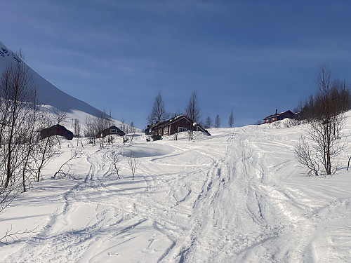 Bilde #4: På Hovdesetra [580 m.o.h.]. Når man har passert sætra, dreier man sørover, og krysser Stokkheia og Stokkelva, for å komme over på Skjervan-sida av dalføret.