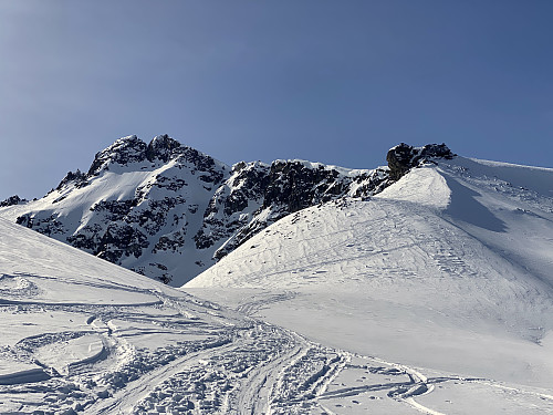 Bilde #9: Ved ca. 1250 høydemeter. Her passerer jeg tett på Sjervan NØ [1265 m.o.h.]. Traséen videre oppover går langs ryggen til høyre i bildet.