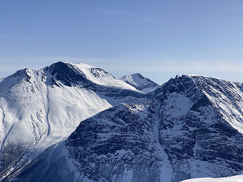 Bilde #12: Utsikt mot Finnan [1786 m.o.h.], Alnestinden [1663 m.o.h.] og Gråfonnfjellet [1481 m.o.h.].