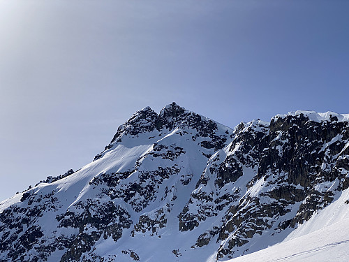 Bilde #13: Jeg kommer gradvis tettere innpå toppen. Siste stykket opp mot toppen fortoner seg svært bratt, men på motsatt side av fjellet, går det fint an å komme opp.