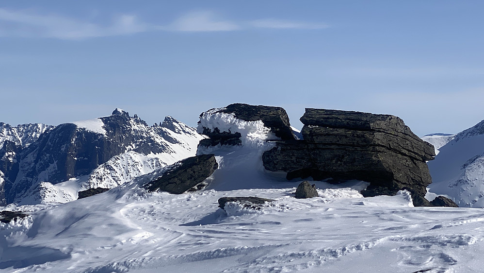 Bilde #15: Utsikt mot Trollklørn [1701 m.o.h.] og Trolltindan fra den lille knausen på bildene #10 & 14. Trolltindan er tinde- og pinnakkelrekka som flankerer Trollveggen øverst. De to største er Store Trolltinden [1788 m.o.h.] og Trollryggen [1725 m.o.h.]. Venjetindtraversen sees lengst til venstre i bildet.