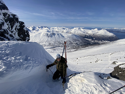 Bilde #18: Undertegnede på vei opp mot et lite skar rett ved toppen. Fjellet rett bak meg er Urhaugen [1187 m.o.h.].