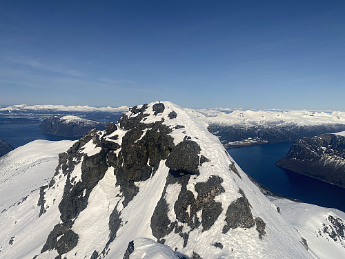 Bilde #19: Skjervan-toppen [1545 m.o.h.]. Fra der jeg stod når jeg tok dette bildet, er det ikke vanskelig å ta seg bort på selve toppen, men det er en smule eksponert.