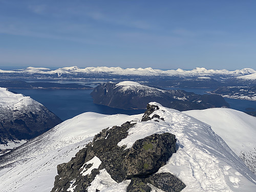 Bilde #20: På toppen av Skjervan [1545 m.o.h.], med utsikt mot Romsdalsfjorden og Rødvenhalvøya.