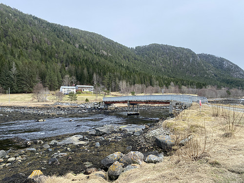 Bilde #1: Innløpet til Vågen som Vågstranda har fått navnet sitt fra. Strømmen under brua går inn og ut med flo og fjære.