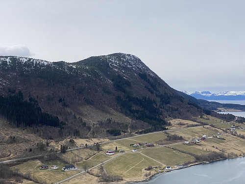 Bilde #10: Utsikt mot Reistakollen [501 m.o.h.] og Raudberget [406 m.o.h.].