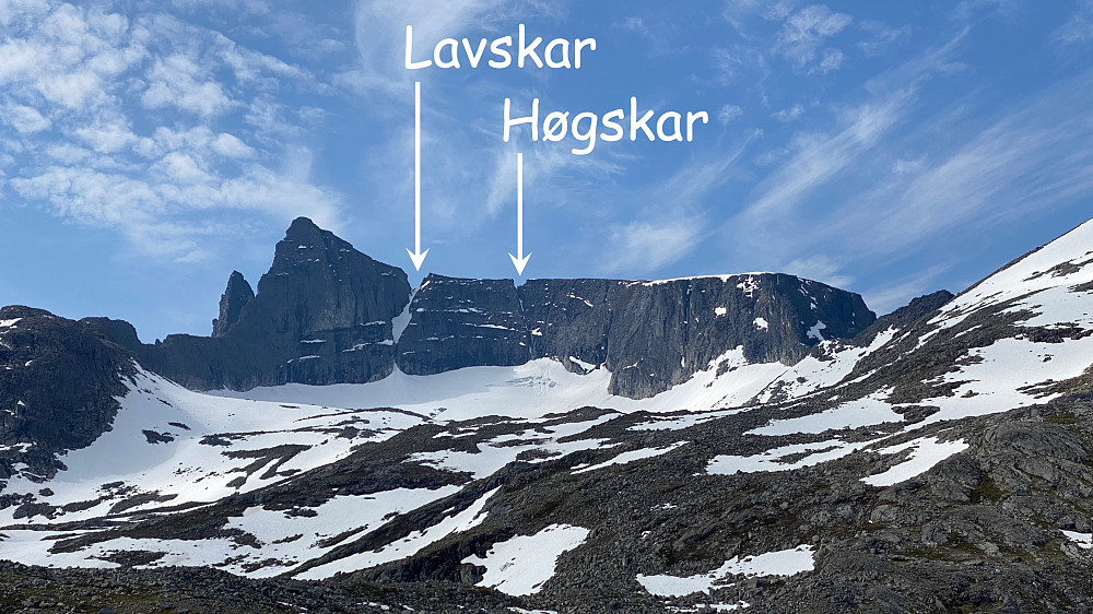 Bilde #1: Store Trolltind [1788 m.o.h.], slik den kommer til syne når man nærmer seg toppen på Norafjellet [945 m.o.h.]. Fjellmassivet som sees på bildet, er oppdelt av to skar, Lavskar og Høgskar, slik at fjellet mellom de to skarene kalles Vestre Trolltind [1708 m.o.h.], mens fjellet vest for Høgskar heter Trollklørn [1701 m.o.h.]. Breen som sees ved foten av fjellmassivet er Adelsbreen. Dagens tur skulle gå opp snørenna som fører opp til Lavskar, og derfra videre opp til topps på Store Trolltind.