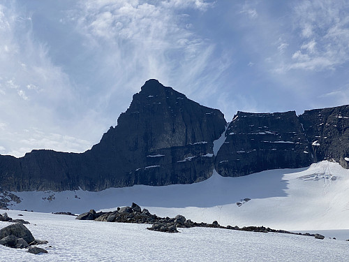 Bilde #2: Her er jeg oppe på Adelsbreen, og nærmer meg Lavskar, der jeg skal opp. Ryggen til venstre i bildet er en alternativ rute, og det skulle være for lite snø i renna.