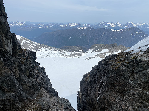 Bilde #11: Utsikt utover Adelsbreen, og med blandt annet Romsdalseggen og Hesteskotraversen i bakgrunnen.