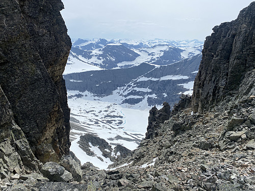 Bilde #15: Renna ned på motsatte side av Lavskar. Fjellet rett fram er Storgrovfjellet.