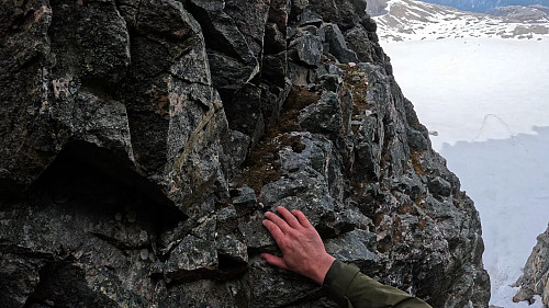 Bilde #5: Her har jeg klatret over fra Lavskar-renna til fjellryggen på høyre side (dvs. på vestsida) av renna. Denne ryggen er temmelig bratt, men takene er gode, så det lar seg greit gjøre å klatre opp her. Bilde fra video #3.