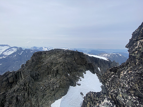 Bilde #20: På vei opp det siste stykket mot toppen. Utsikt mot Trollklørn [1701] og Vestre Trolltind [1708 m.o.h.].